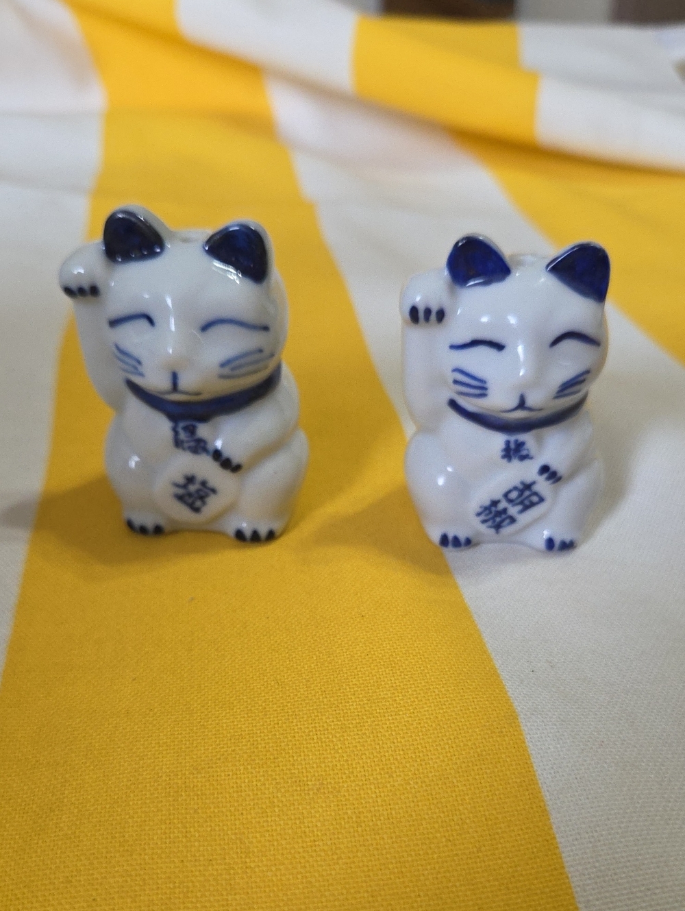 Blue White Maneki Neko Lucky Cat Salt & Pepper Shakers Porcelain Asian Decor